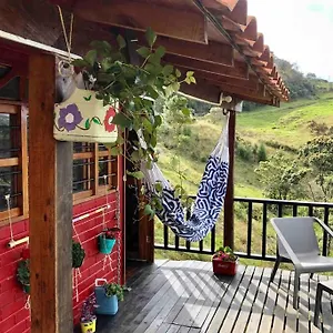 la-casita-roja.colombiamedellinhotels.com/